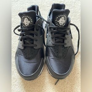 Nike Air Huarache Women’s 7.5